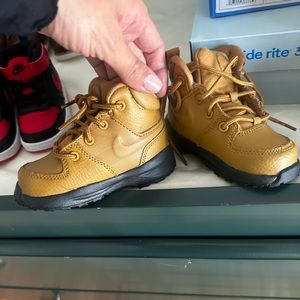 Toddler nike boots/sneakers